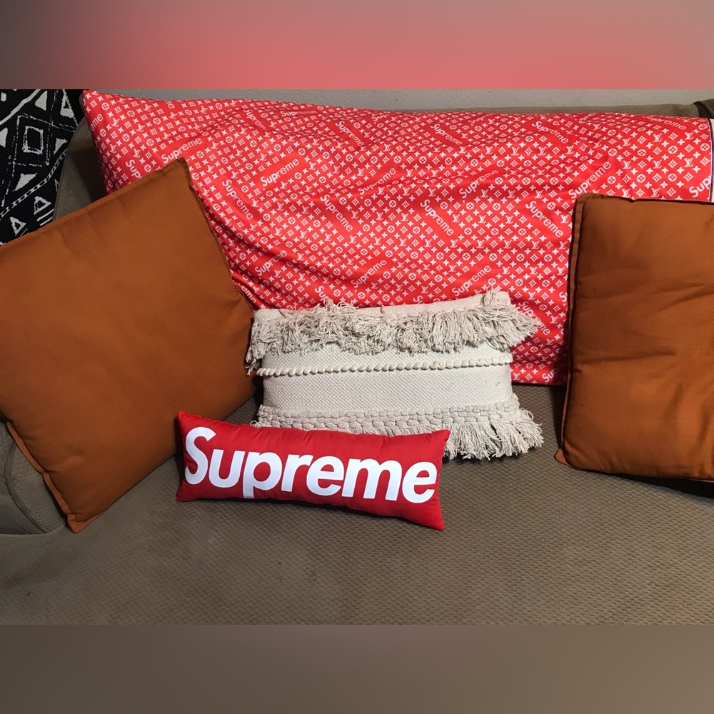 Supreme Pillow - Picture 5 of 5